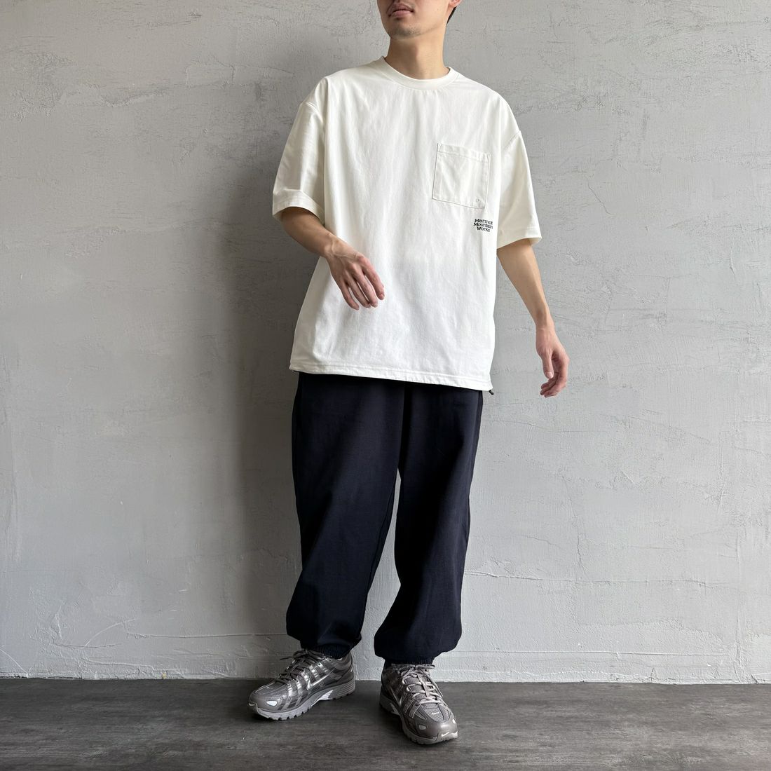 Marmot [マーモット] 別注 ドローコード付き ワンポイントロゴポケットTシャツ [MTSS25MST332IN-JF] WHITE &&モデル身長：168cm 着用サイズ：L&&