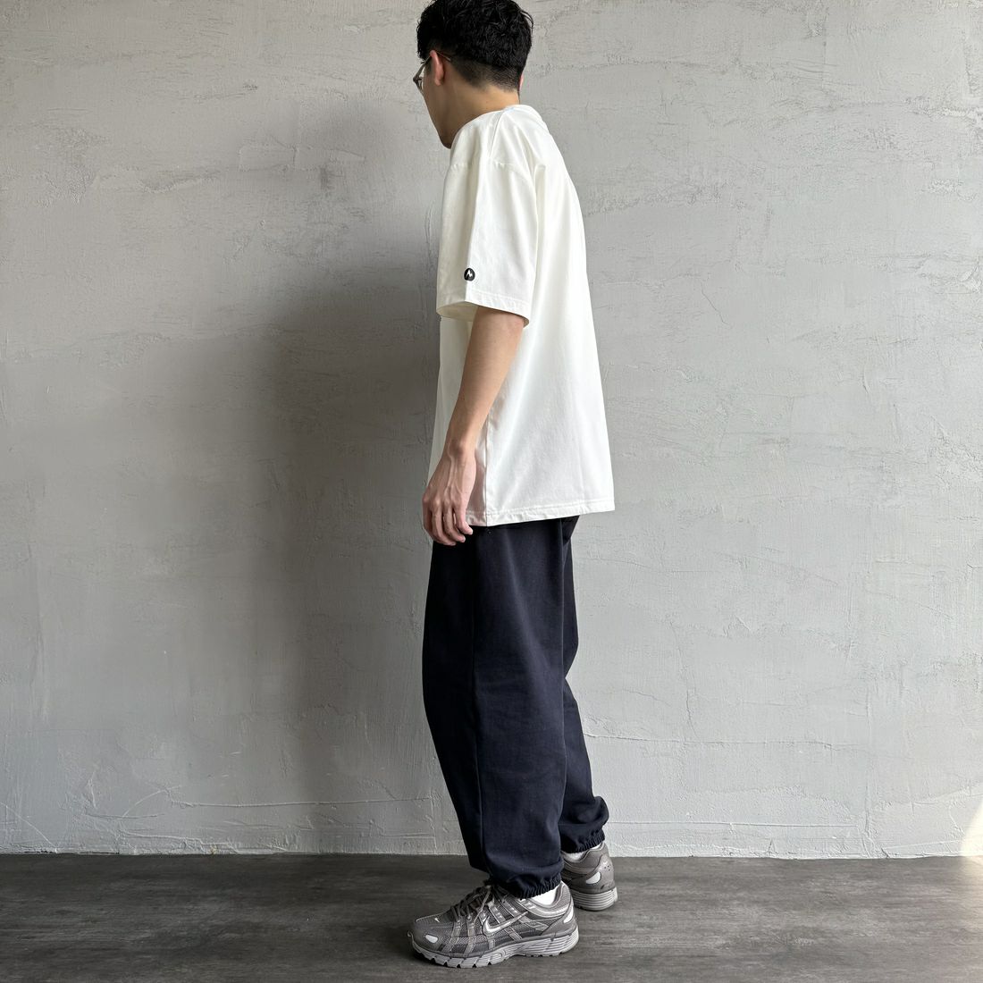 Marmot [マーモット] 別注 ドローコード付き ワンポイントロゴポケットTシャツ [MTSS25MST332IN-JF] WHITE &&モデル身長：168cm 着用サイズ：L&&