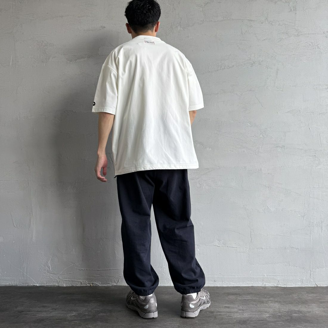 Marmot [マーモット] 別注 ドローコード付き ワンポイントロゴポケットTシャツ [MTSS25MST332IN-JF] WHITE &&モデル身長：168cm 着用サイズ：L&&