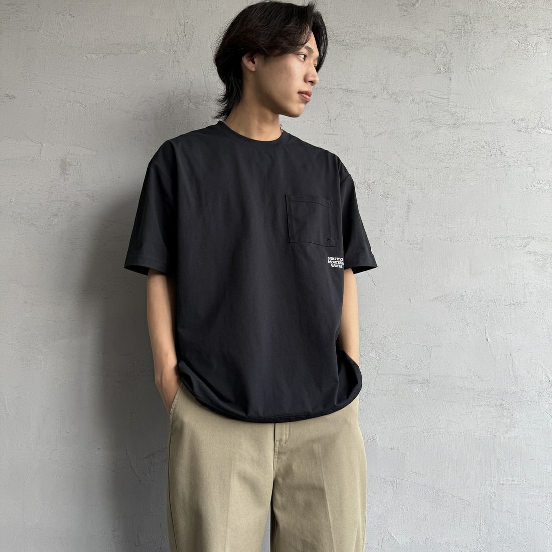 Marmot [マーモット] 別注 ドローコード付き ワンポイントロゴポケットTシャツ [MTSS25MST332IN-JF] BLACK &&モデル身長：179cm 着用サイズ：L&&