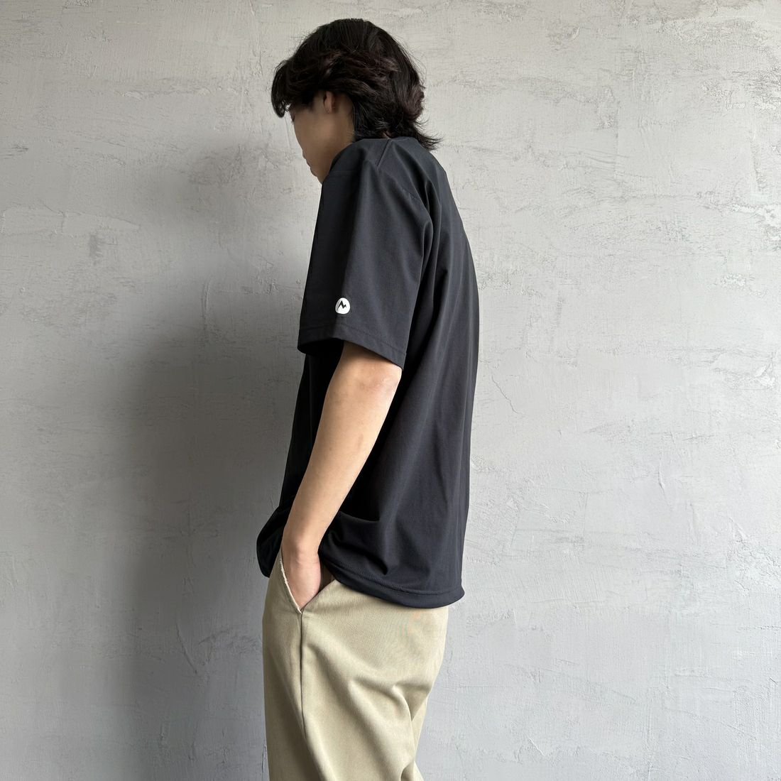 Marmot [マーモット] 別注 ドローコード付き ワンポイントロゴポケットTシャツ [MTSS25MST332IN-JF] BLACK &&モデル身長：179cm 着用サイズ：L&&