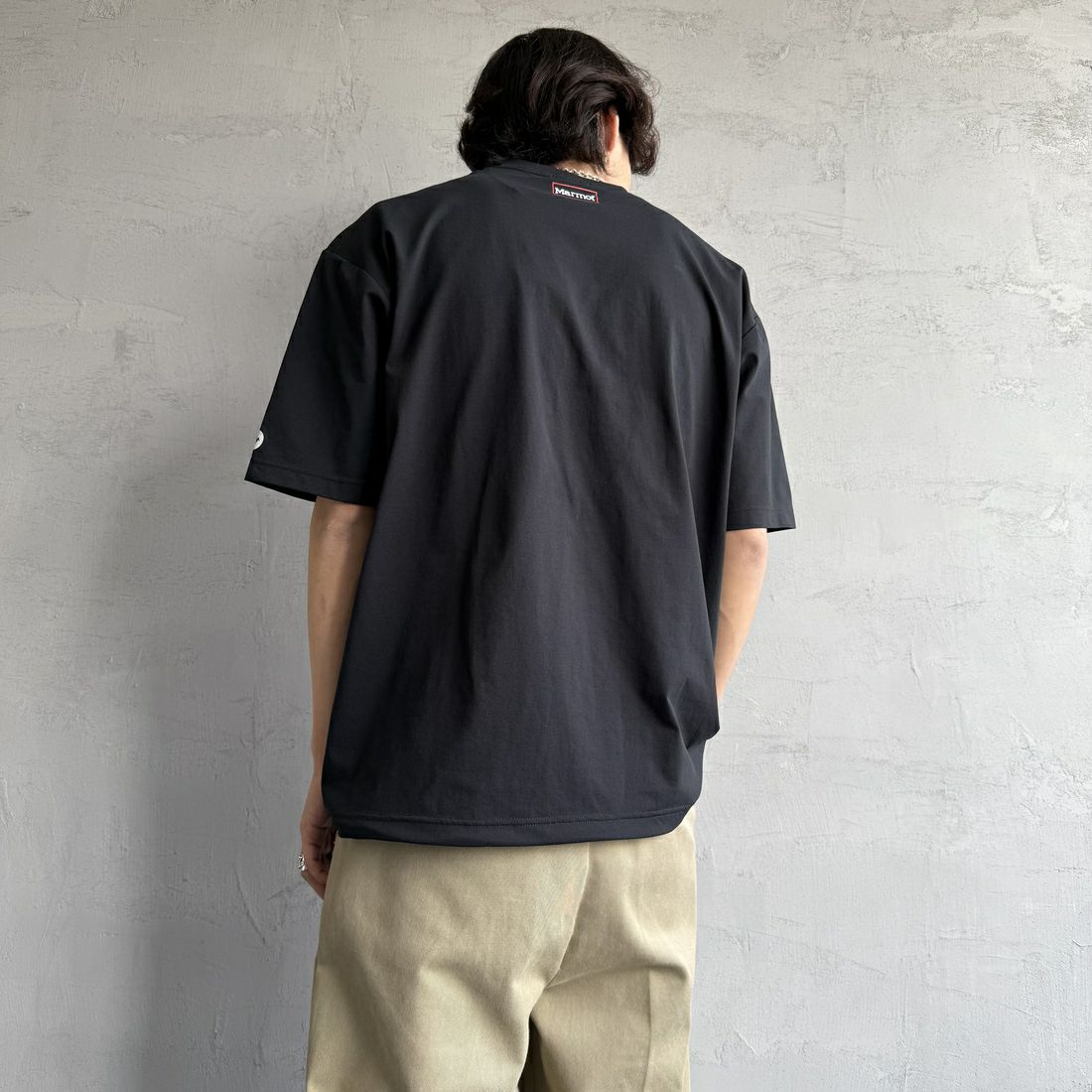 Marmot [マーモット] 別注 ドローコード付き ワンポイントロゴポケットTシャツ [MTSS25MST332IN-JF] BLACK &&モデル身長：179cm 着用サイズ：L&&