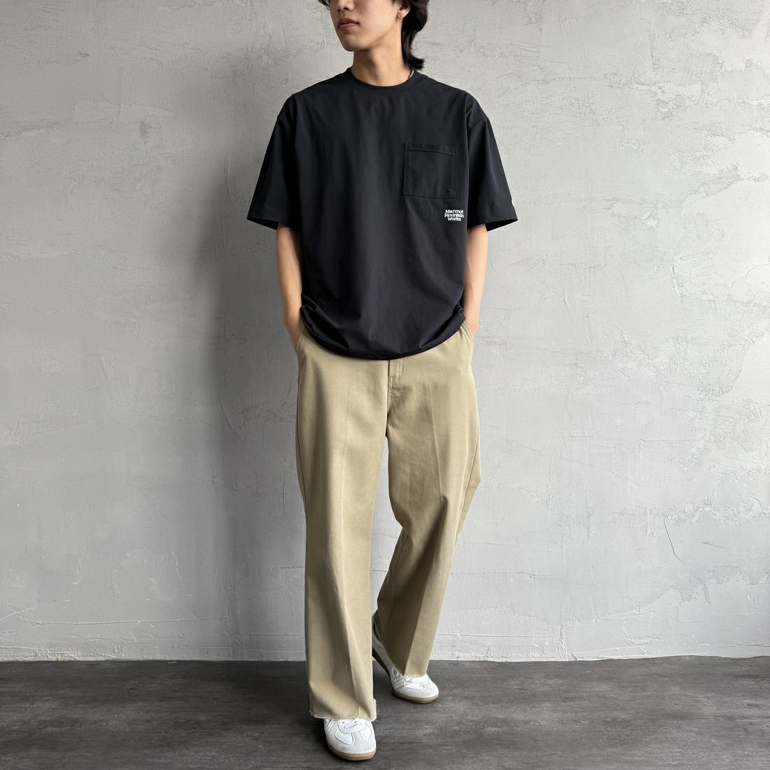 Marmot [マーモット] 別注 ドローコード付き ワンポイントロゴポケットTシャツ [MTSS25MST332IN-JF] BLACK &&モデル身長：179cm 着用サイズ：L&&
