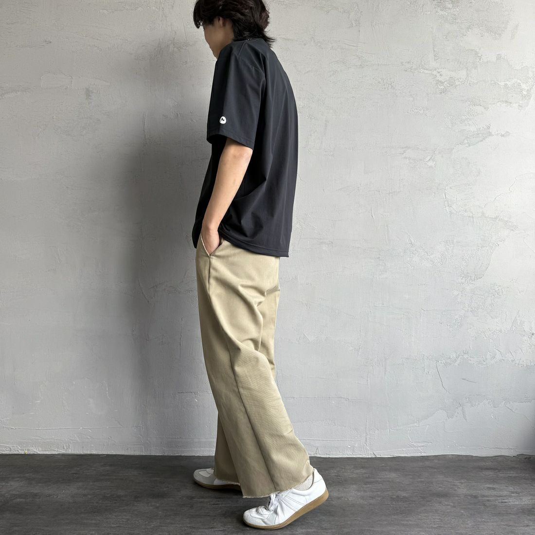 Marmot [マーモット] 別注 ドローコード付き ワンポイントロゴポケットTシャツ [MTSS25MST332IN-JF] BLACK &&モデル身長：179cm 着用サイズ：L&&
