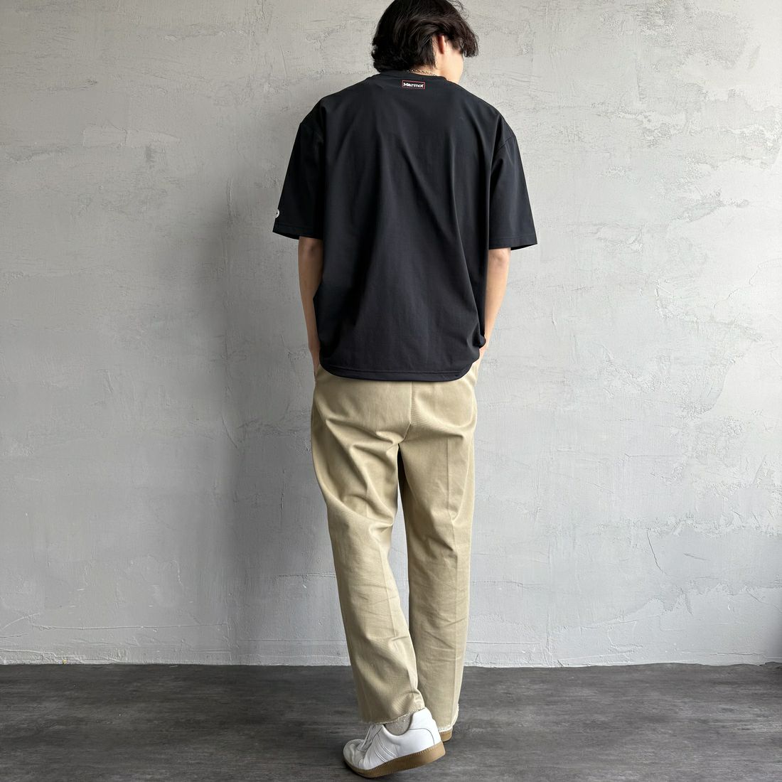 Marmot [マーモット] 別注 ドローコード付き ワンポイントロゴポケットTシャツ [MTSS25MST332IN-JF] BLACK &&モデル身長：179cm 着用サイズ：L&&