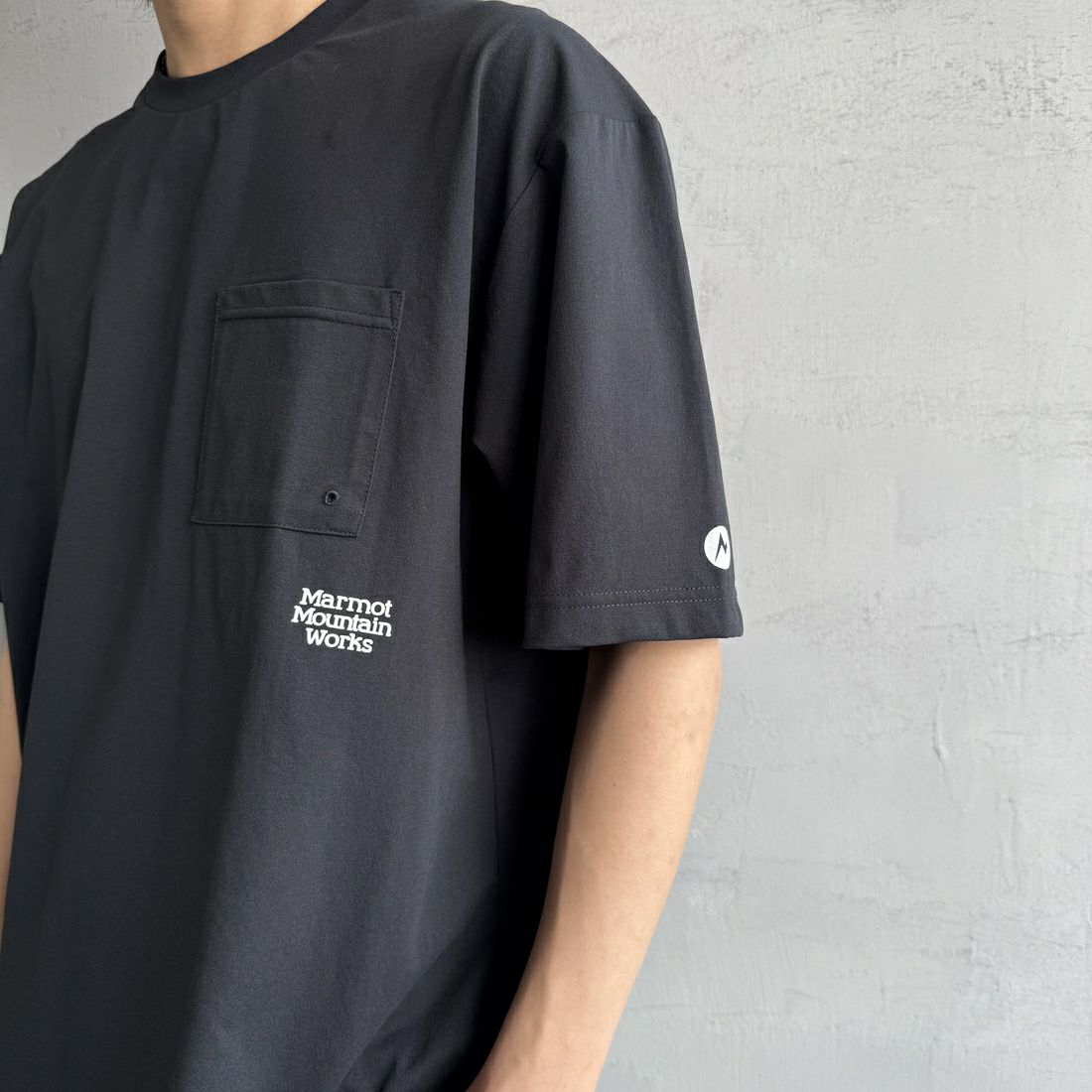 Marmot [マーモット] 別注 ドローコード付き ワンポイントロゴポケットTシャツ [MTSS25MST332IN-JF] BLACK