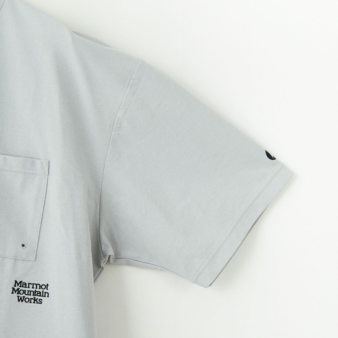 Marmot [マーモット] 別注 ドローコード付き ワンポイントロゴポケットTシャツ [MTSS25MST332IN-JF] GRAY