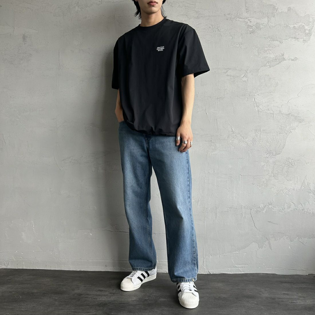 Marmot [マーモット] 別注 ドローコード付き ヒストリーバックプリントTシャツ [MTSS25MST330IN-JF] BLACK &&モデル身長：179cm 着用サイズ：L&&