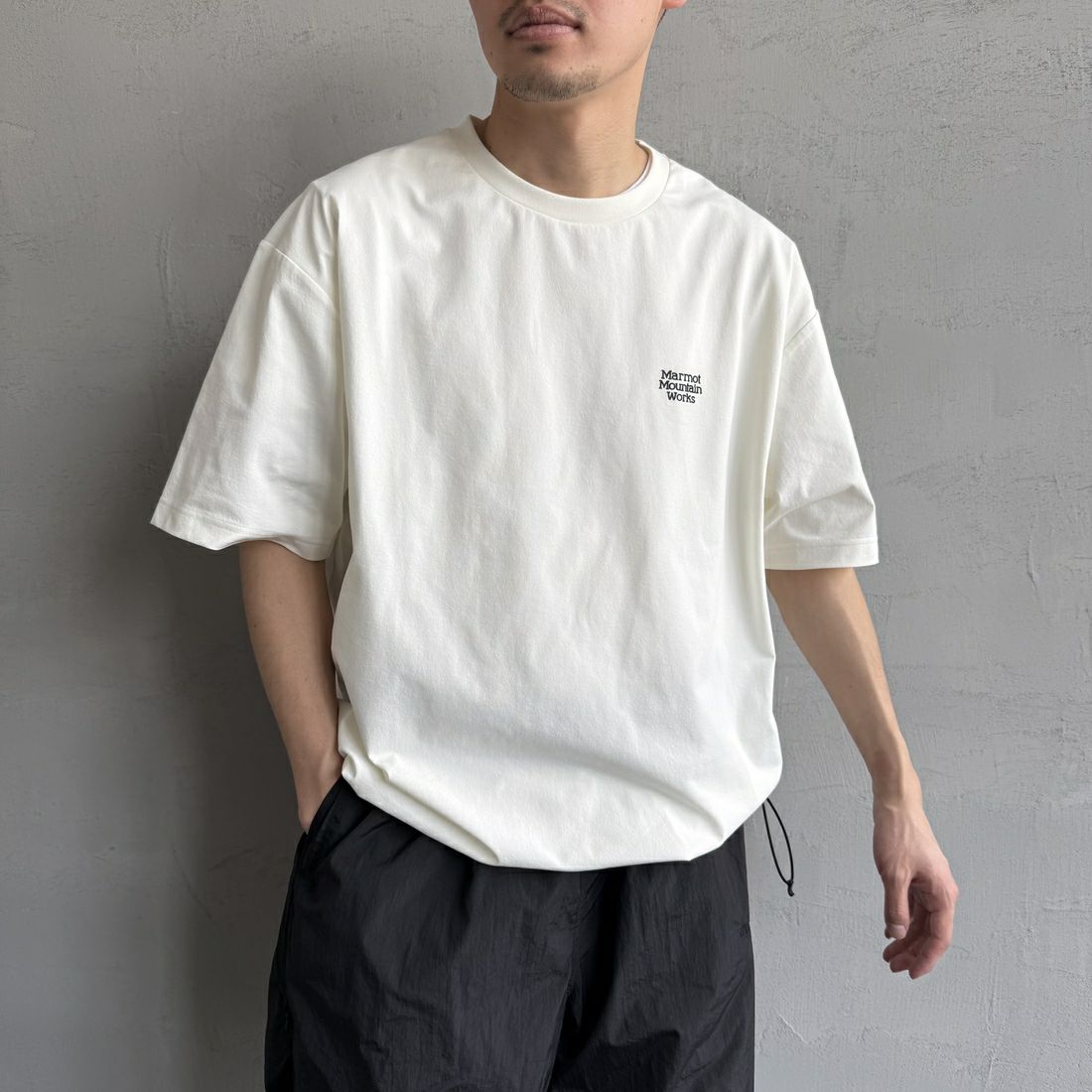 Marmot [マーモット] 別注 ドローコード付き ヒストリーバックプリントTシャツ [MTSS25MST330IN-JF] WHITE &&モデル身長：168cm 着用サイズ：L&&