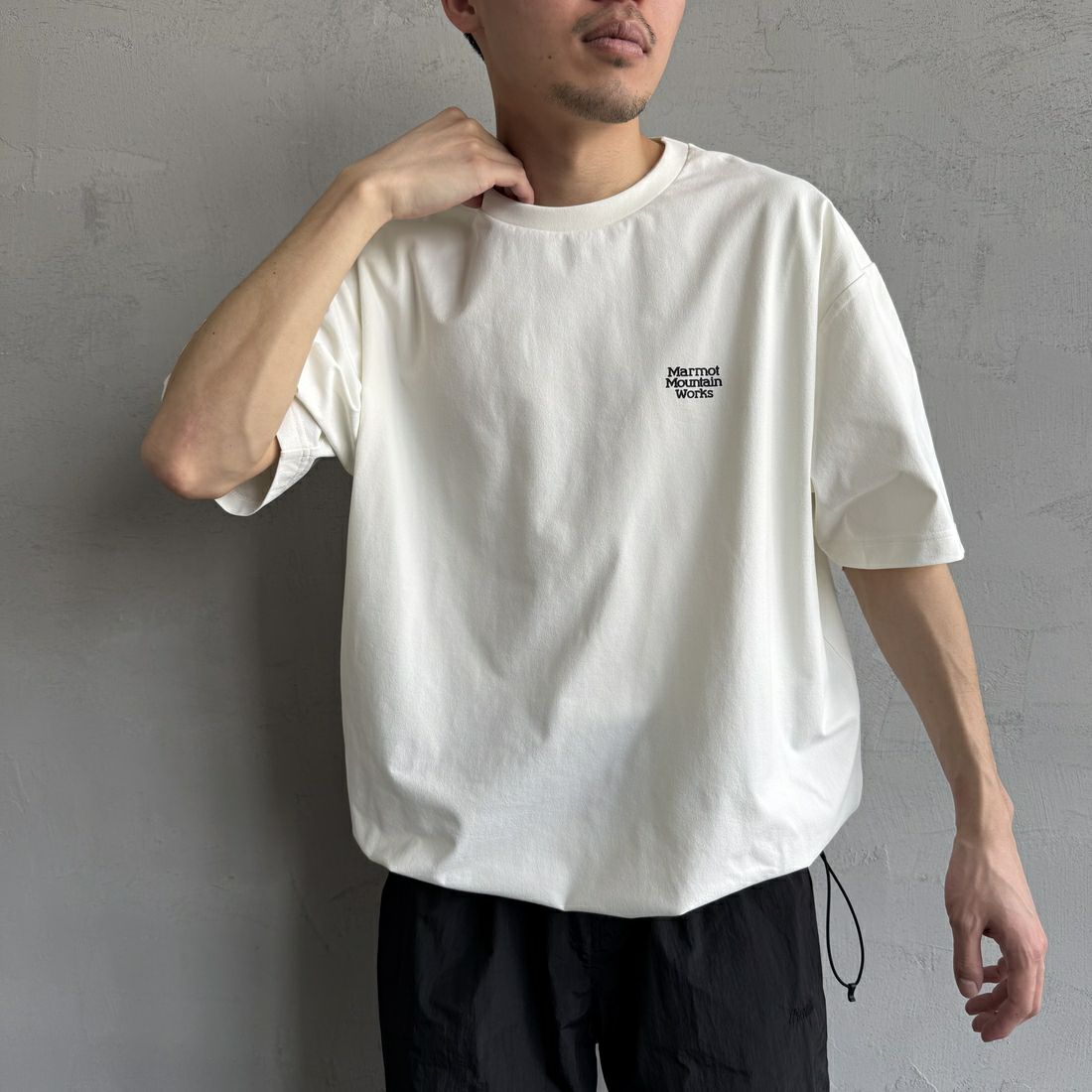 Marmot [マーモット] 別注 ドローコード付き ヒストリーバックプリントTシャツ [MTSS25MST330IN-JF] WHITE &&モデル身長：168cm 着用サイズ：L&&
