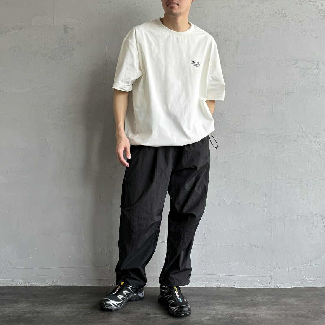Marmot [マーモット] 別注 ドローコード付き ヒストリーバックプリントTシャツ [MTSS25MST330IN-JF] WHITE &&モデル身長：168cm 着用サイズ：L&&