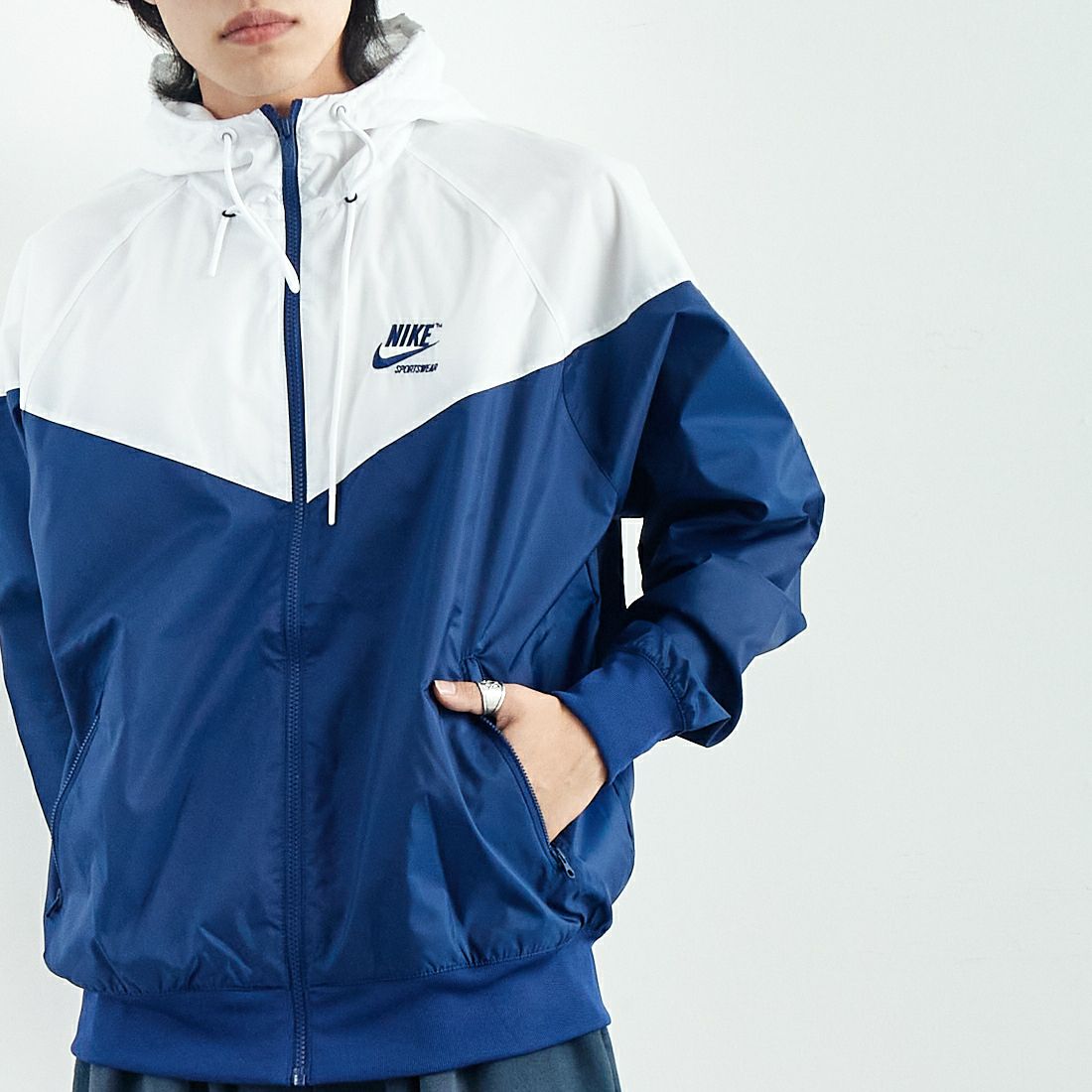 NIKE [ナイキ] ウインドブレーカー ジャケット [HJ2041] 100 WHITE &&モデル身長：179cm 着用サイズ：L&&