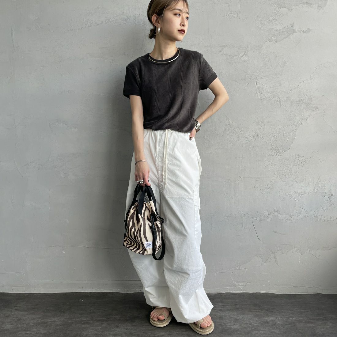 Robert P.Miller [ロバートピーミラー] レーヨンパイルTシャツ [RM251-2214] CHARCOAL &&モデル身長：150cm 着用サイズ：F&&