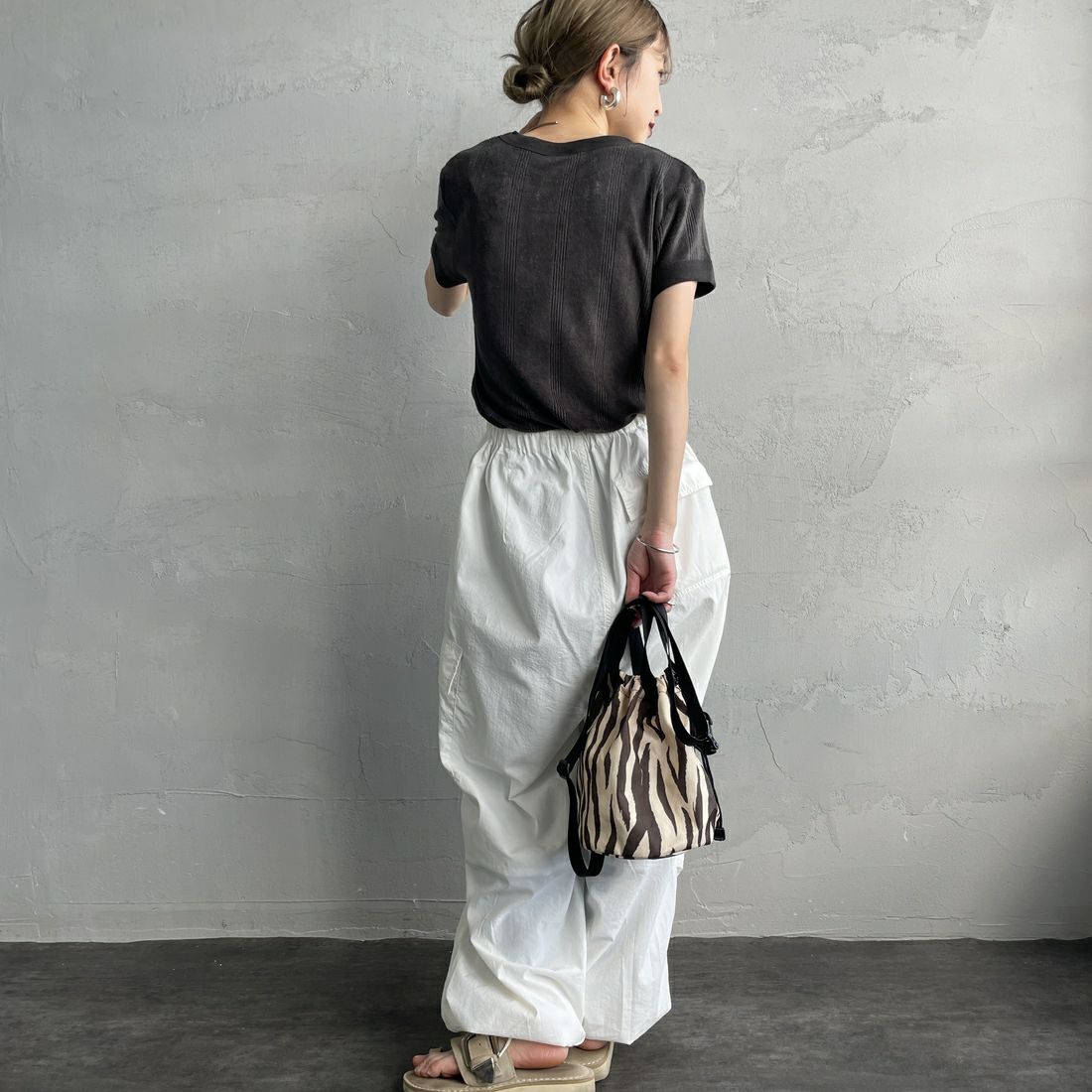 Robert P.Miller [ロバートピーミラー] レーヨンパイルTシャツ [RM251-2214] CHARCOAL &&モデル身長：150cm 着用サイズ：F&&