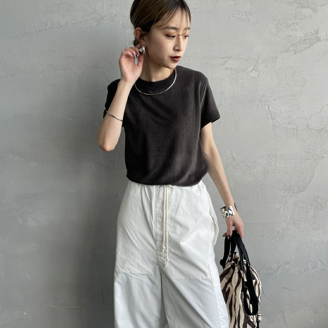 Robert P.Miller [ロバートピーミラー] レーヨンパイルTシャツ [RM251-2214] CHARCOAL &&モデル身長：150cm 着用サイズ：F&&