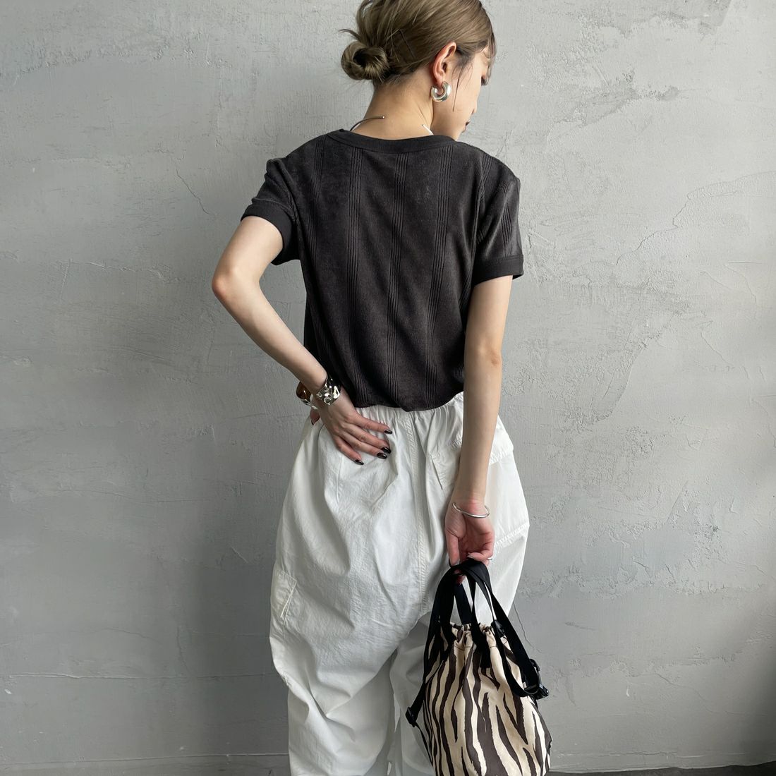 Robert P.Miller [ロバートピーミラー] レーヨンパイルTシャツ [RM251-2214] CHARCOAL &&モデル身長：150cm 着用サイズ：F&&