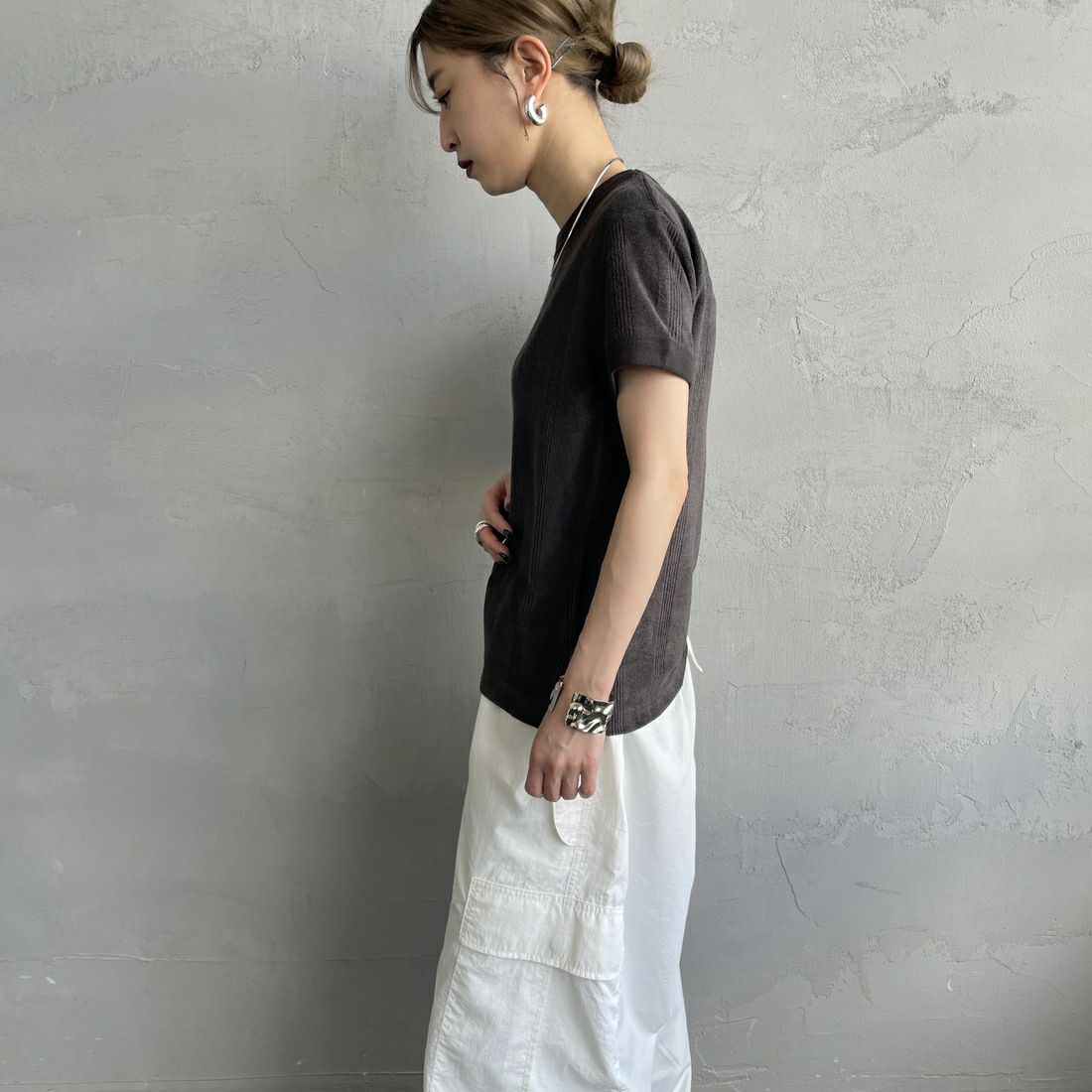 Robert P.Miller [ロバートピーミラー] レーヨンパイルTシャツ [RM251-2214] CHARCOAL &&モデル身長：150cm 着用サイズ：F&&