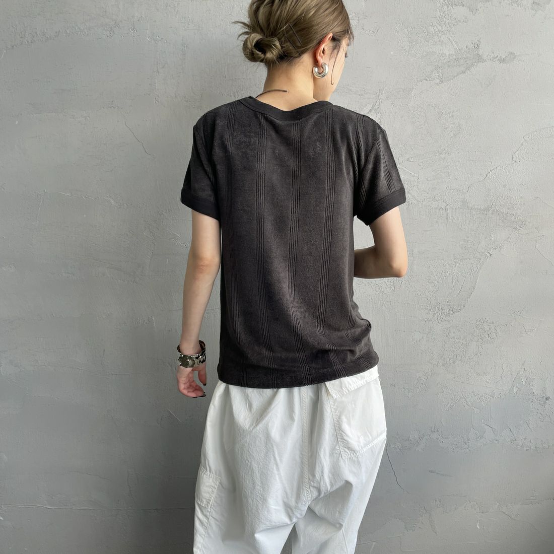 Robert P.Miller [ロバートピーミラー] レーヨンパイルTシャツ [RM251-2214] CHARCOAL &&モデル身長：150cm 着用サイズ：F&&
