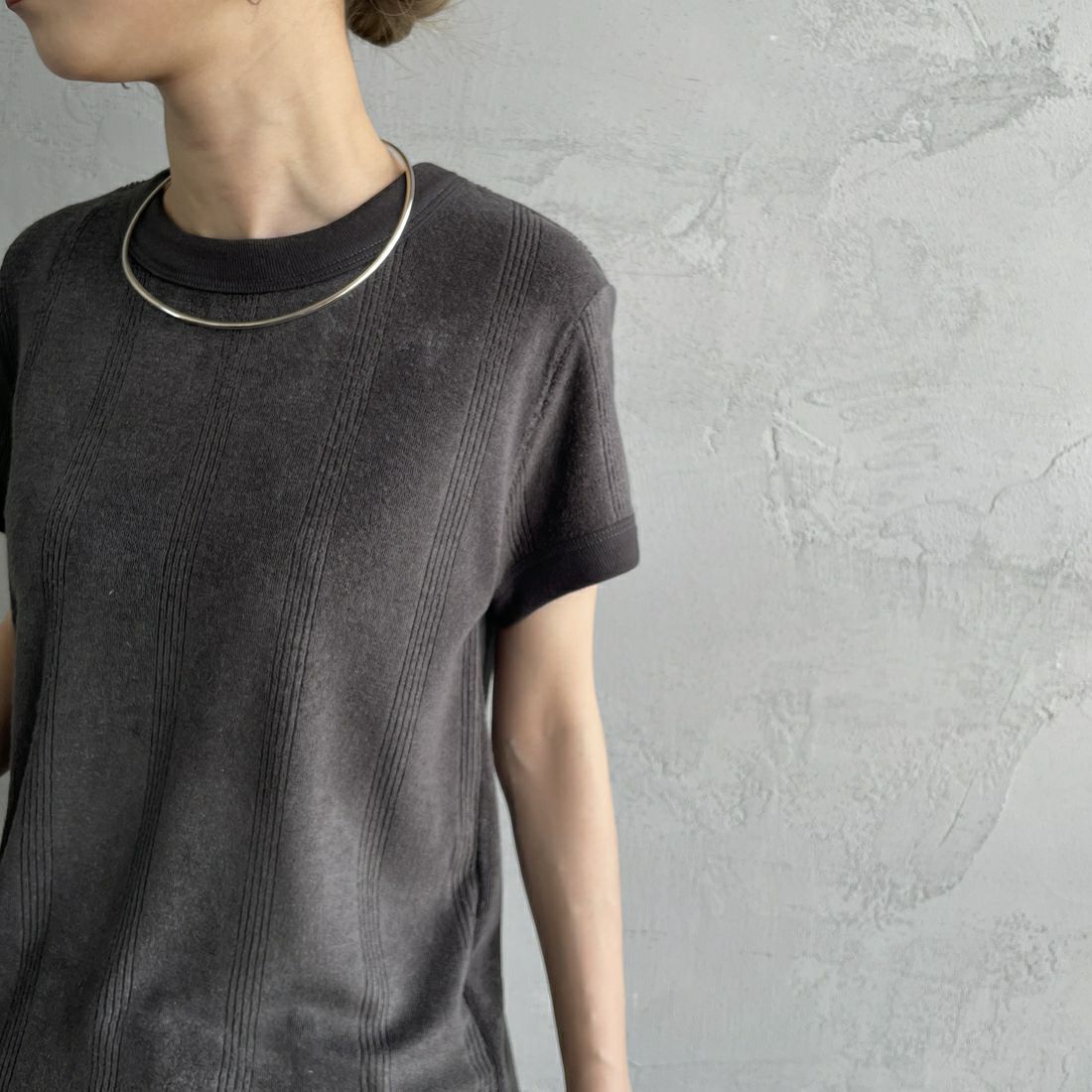 Robert P.Miller [ロバートピーミラー] レーヨンパイルTシャツ [RM251-2214] CHARCOAL &&モデル身長：150cm 着用サイズ：F&&