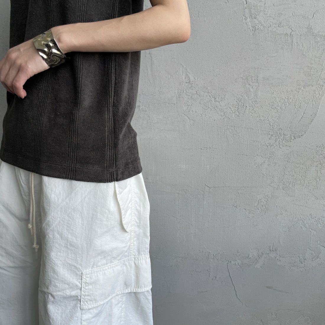 Robert P.Miller [ロバートピーミラー] レーヨンパイルTシャツ [RM251-2214] CHARCOAL &&モデル身長：150cm 着用サイズ：F&&
