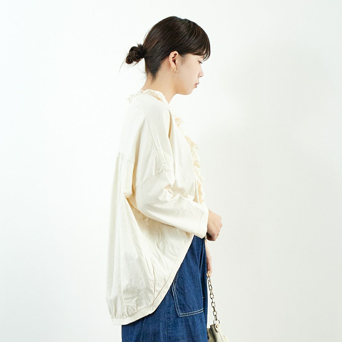 tumugu: [ツムグ] コットン天竺×バテンレース　Vネックプルオーバー [TC25108] 06 KINARI &&モデル身長：179cm 着用サイズ：F&&