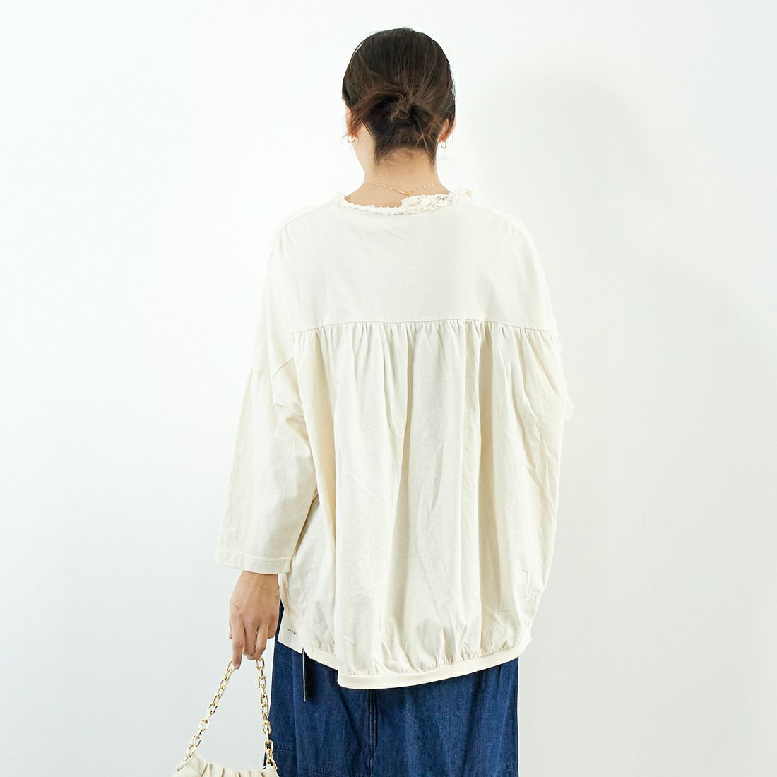 tumugu: [ツムグ] コットン天竺×バテンレース　Vネックプルオーバー [TC25108] 06 KINARI &&モデル身長：179cm 着用サイズ：F&&