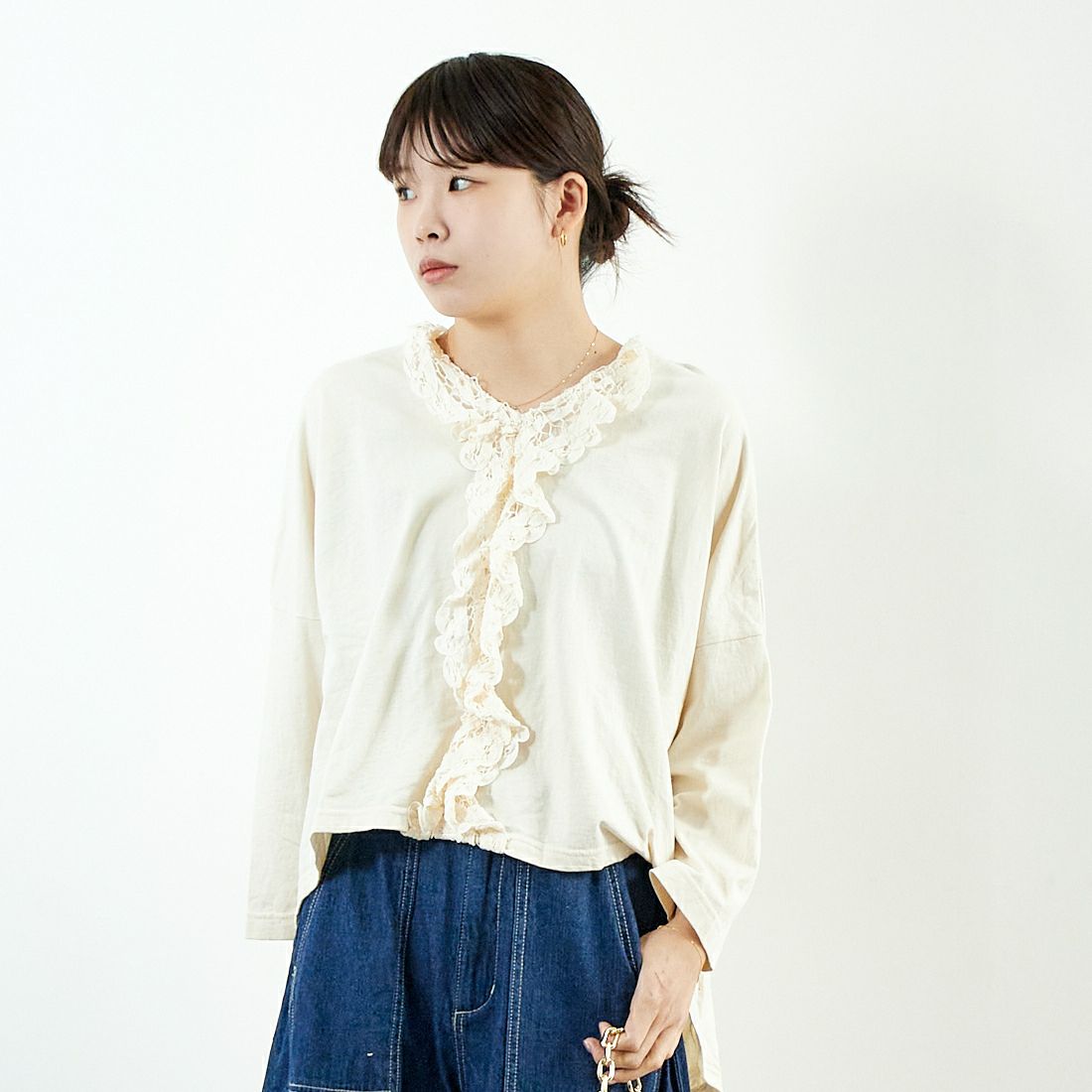 tumugu: [ツムグ] コットン天竺×バテンレース　Vネックプルオーバー [TC25108] 06 KINARI &&モデル身長：179cm 着用サイズ：F&&