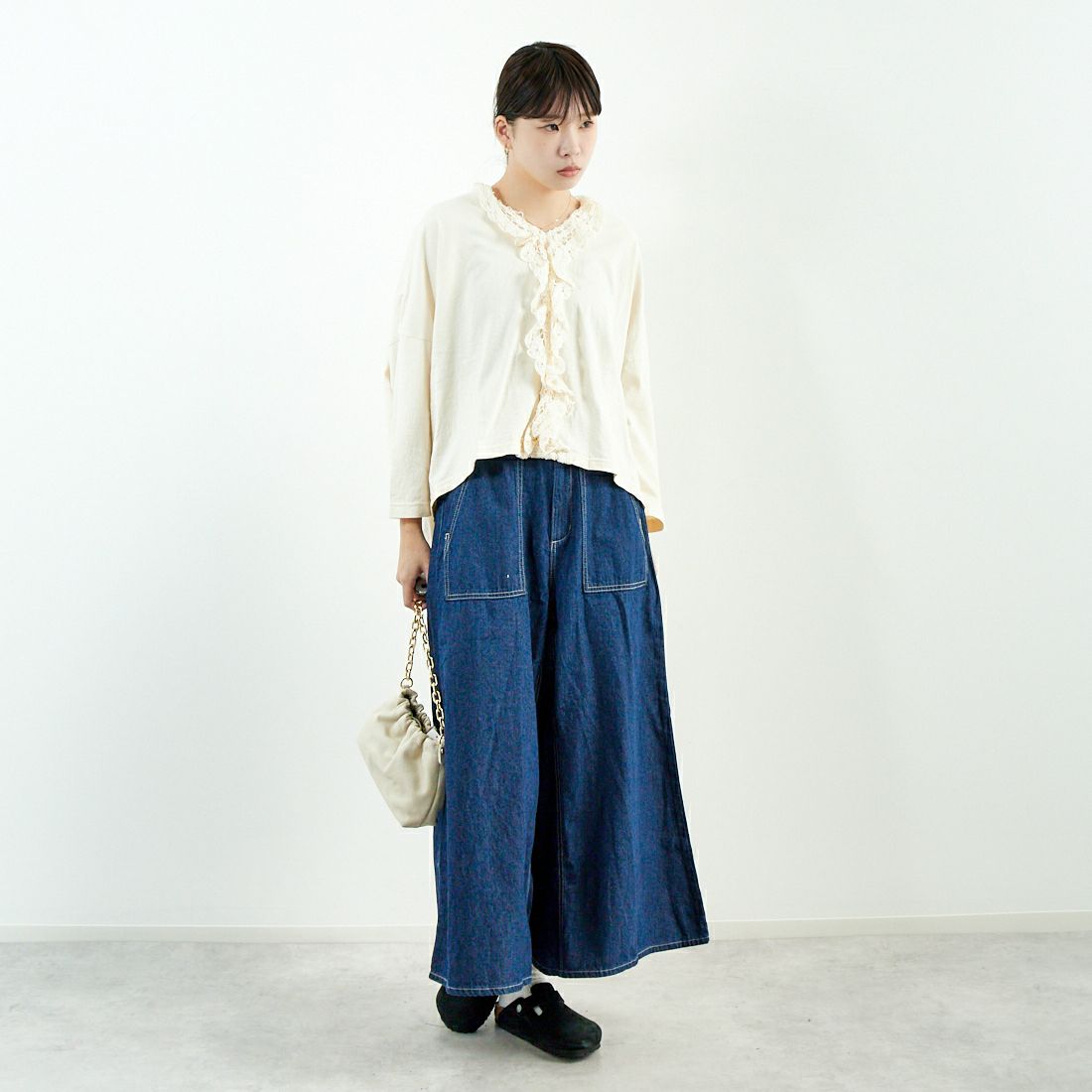 tumugu: [ツムグ] コットン天竺×バテンレース　Vネックプルオーバー [TC25108] 06 KINARI &&モデル身長：179cm 着用サイズ：F&&