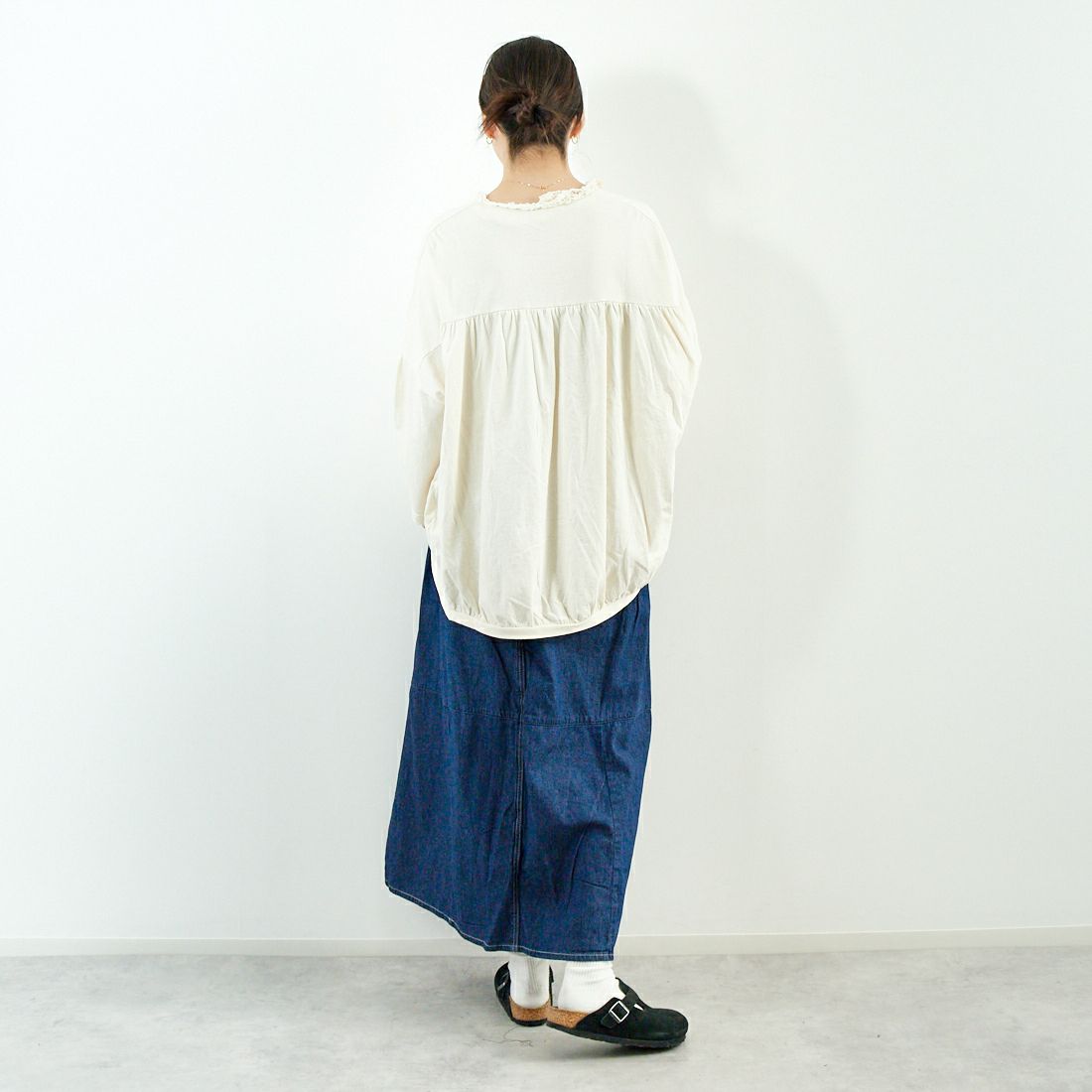 tumugu: [ツムグ] コットン天竺×バテンレース　Vネックプルオーバー [TC25108] 06 KINARI &&モデル身長：179cm 着用サイズ：F&&