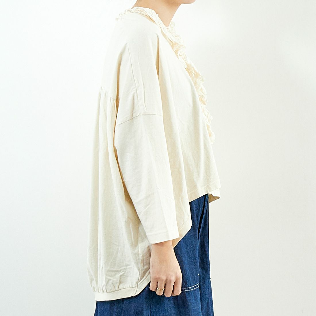 tumugu: [ツムグ] コットン天竺×バテンレース　Vネックプルオーバー [TC25108] 06 KINARI &&モデル身長：179cm 着用サイズ：F&&