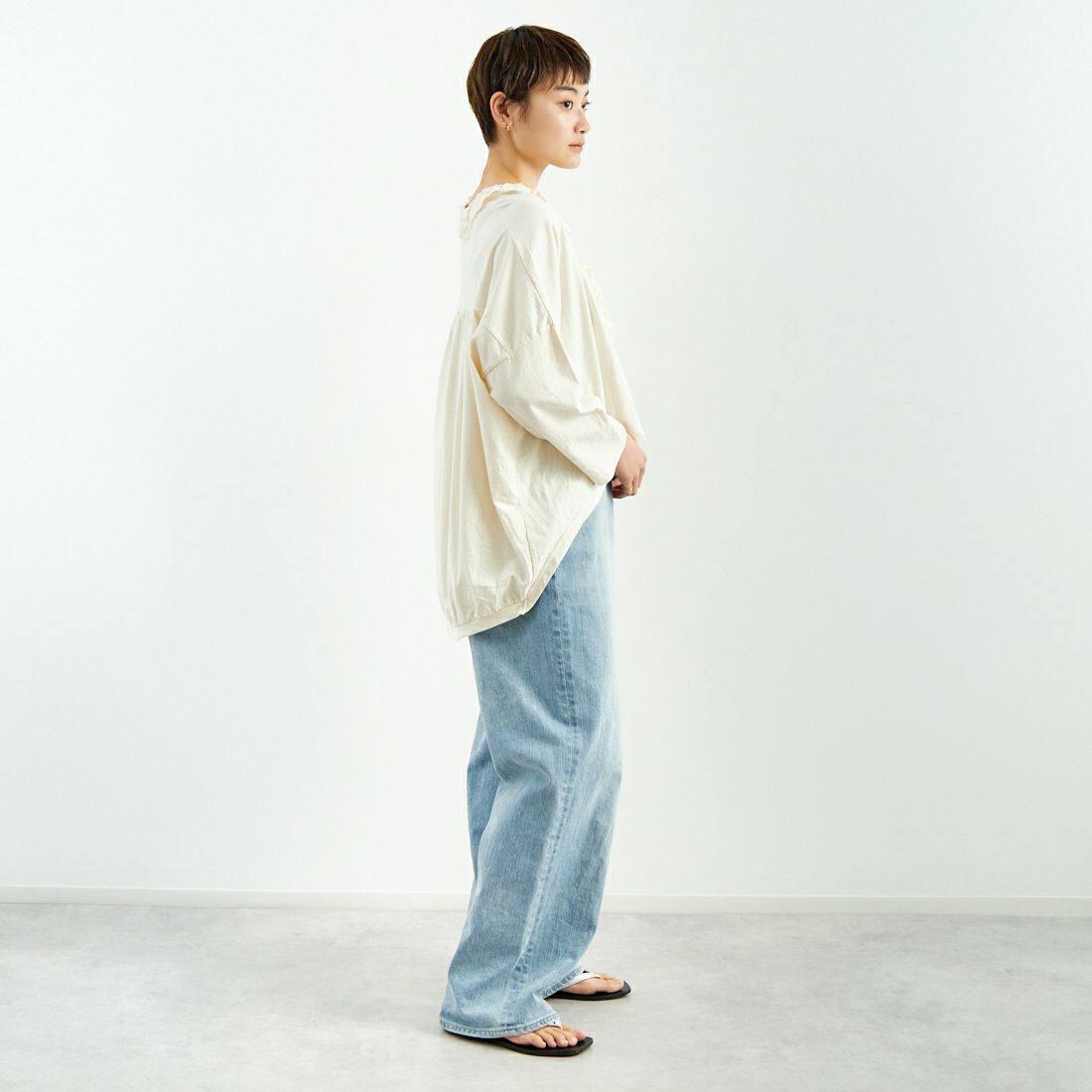 tumugu: [ツムグ] コットン天竺×バテンレース　Vネックプルオーバー [TC25108] 06 KINARI &&モデル身長：160cm 着用サイズ：F&&