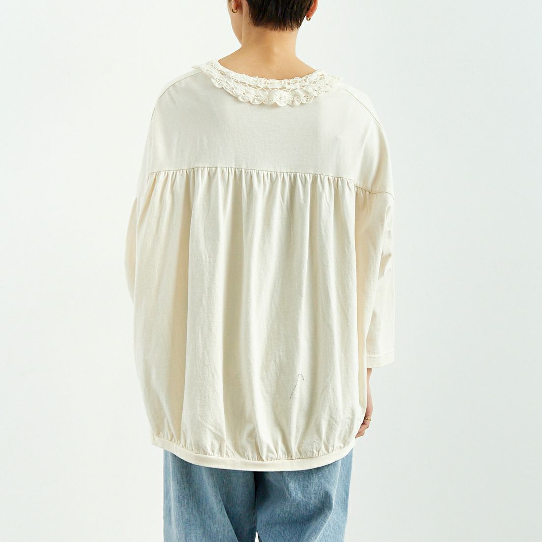 tumugu: [ツムグ] コットン天竺×バテンレース　Vネックプルオーバー [TC25108] 06 KINARI &&モデル身長：160cm 着用サイズ：F&&