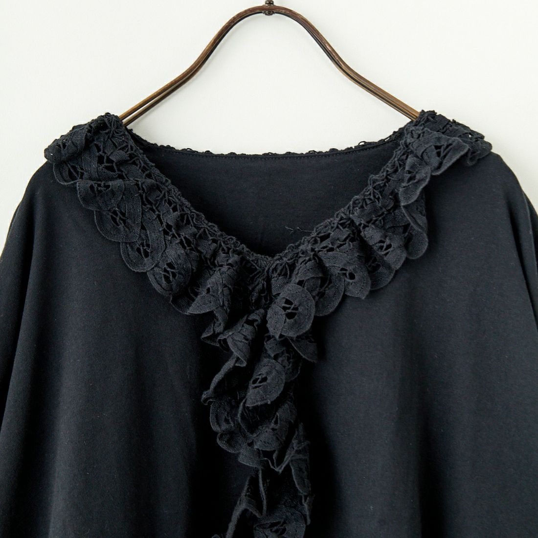 tumugu: [ツムグ] コットン天竺×バテンレース　Vネックプルオーバー [TC25108] 99 BLACK