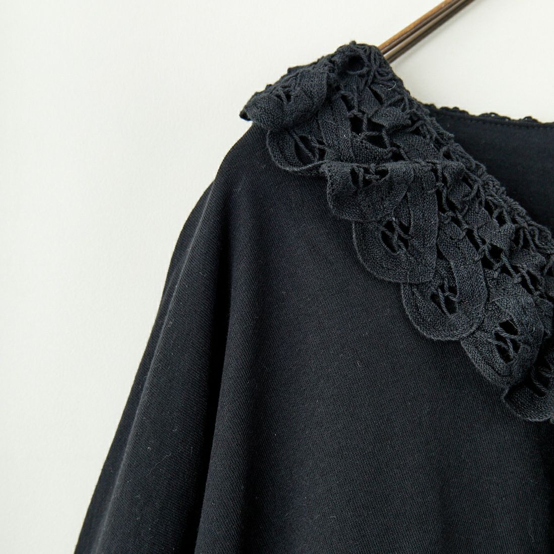 tumugu: [ツムグ] コットン天竺×バテンレース　Vネックプルオーバー [TC25108] 99 BLACK