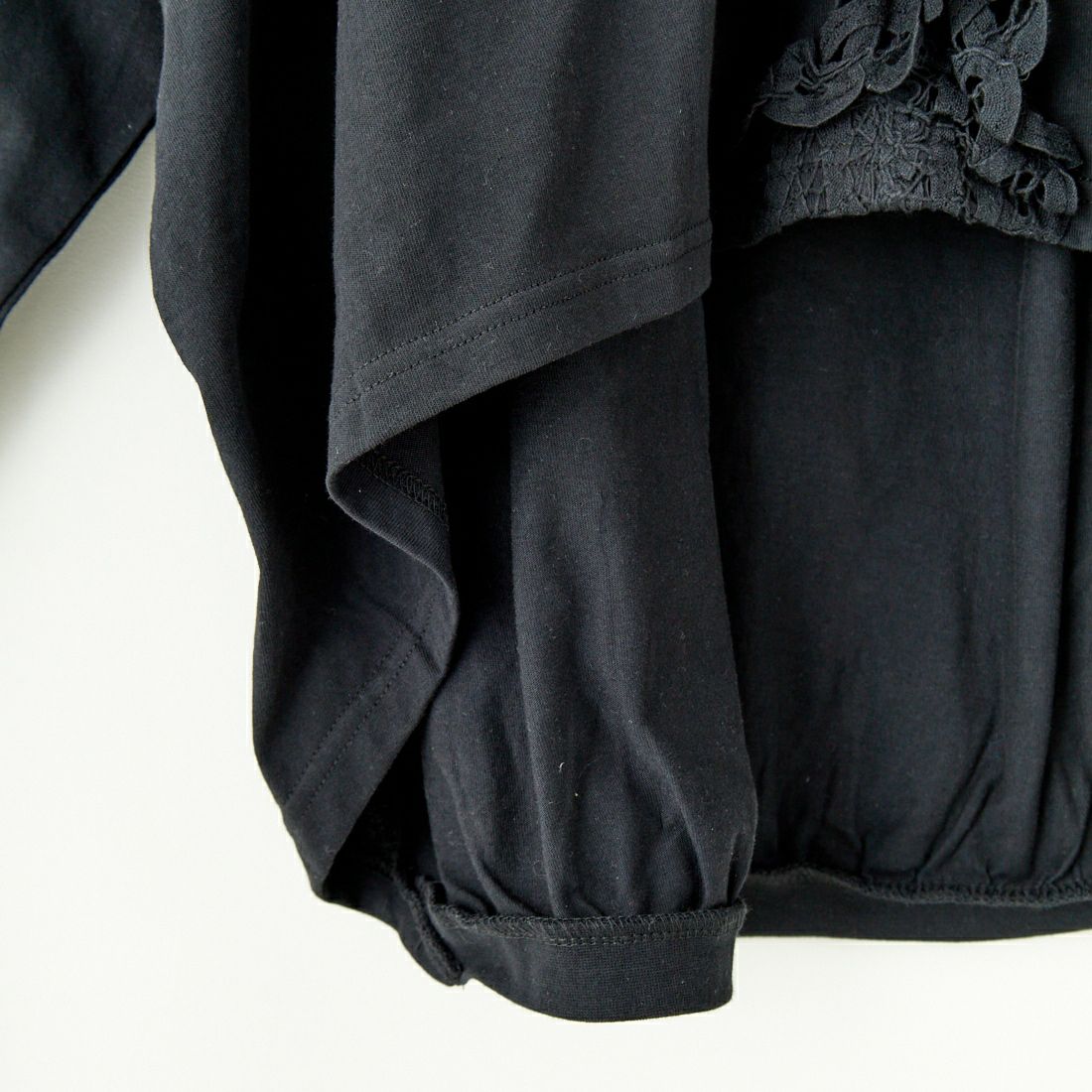 tumugu: [ツムグ] コットン天竺×バテンレース　Vネックプルオーバー [TC25108] 99 BLACK