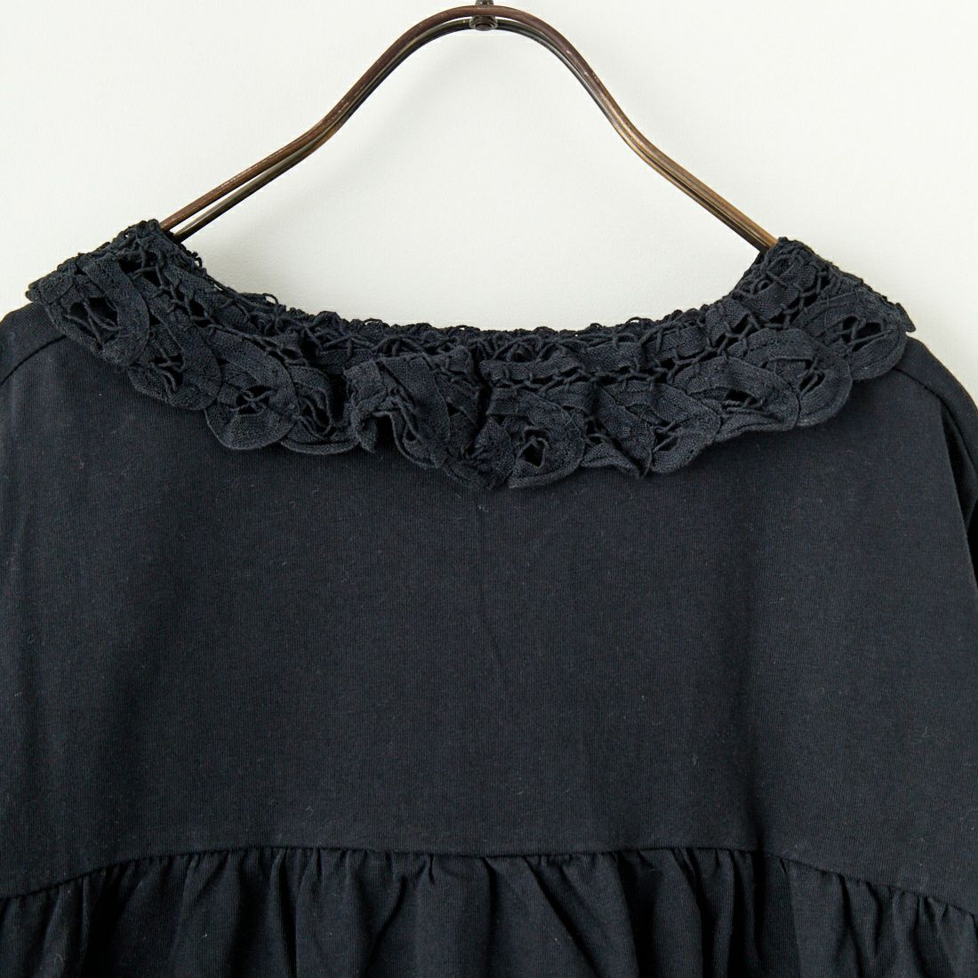 tumugu: [ツムグ] コットン天竺×バテンレース　Vネックプルオーバー [TC25108] 99 BLACK