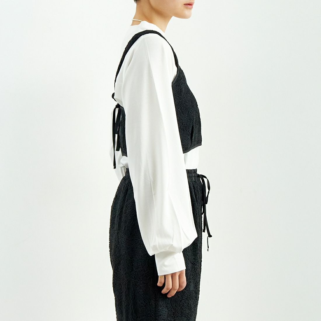 CHIGNON [シニヨン] 刺繍レースキャミソールビスチェ [1651-011KK] BLACK &&モデル身長：160cm 着用サイズ：F&&