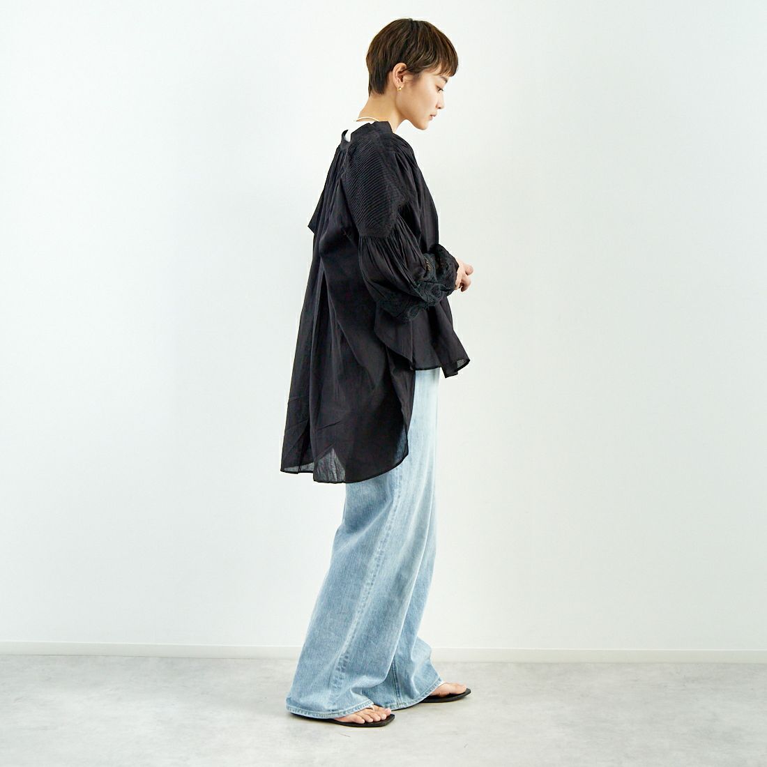 ne Quittez pas [ヌキテパ] コットンボイル レースピンタックブラウス [010100CC1] 09 BLACK &&モデル身長：160cm 着用サイズ：F&&