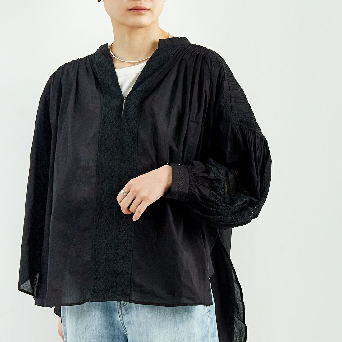 ne Quittez pas [ヌキテパ] コットンボイル レースピンタックブラウス [010100CC1] 09 BLACK &&モデル身長：160cm 着用サイズ：F&&