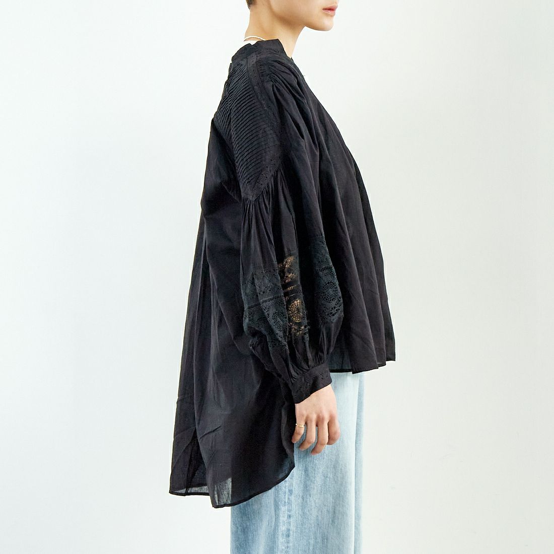 ne Quittez pas [ヌキテパ] コットンボイル レースピンタックブラウス [010100CC1] 09 BLACK &&モデル身長：160cm 着用サイズ：F&&