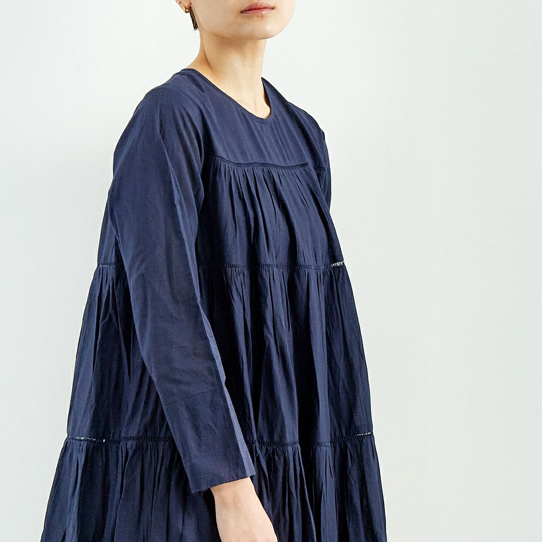 ne Quittez pas [ヌキテパ] コットンボイル ティアードマキシワンピース [010400CA1N] 79 NAVY &&モデル身長：160cm 着用サイズ：F&&