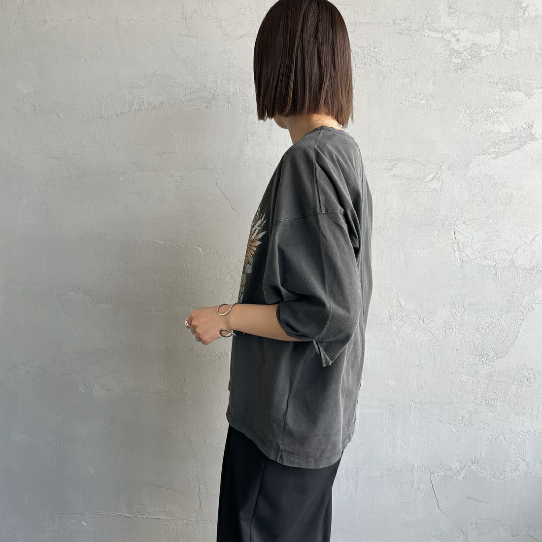 MICA&DEAL [マイカアンドディール] LITTLEROCK プリントTシャツ [0125109075] SUMIKURO &&モデル身長：160cm 着用サイズ：F&&