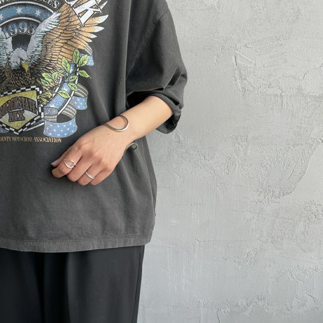 MICA&DEAL [マイカアンドディール] LITTLEROCK プリントTシャツ [0125109075] SUMIKURO &&モデル身長：160cm 着用サイズ：F&&