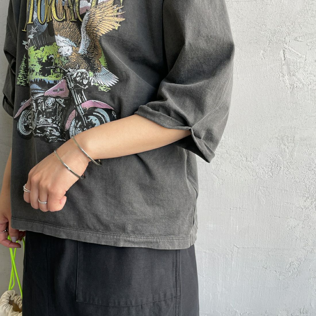MICA&DEAL [マイカアンドディール] MOTORCYCLE プリントTシャツ [0125109076] SUMIKURO &&モデル身長：160cm 着用サイズ：F&&