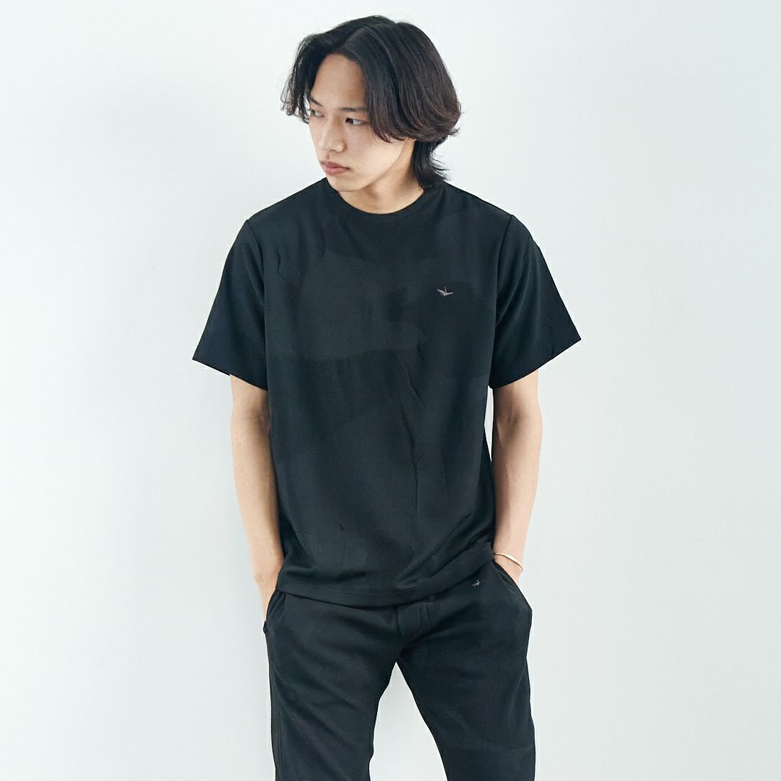 1PIU1UGUALE3 RELAX [ウノ ピゥ ウノ ウグァーレ トレ] ビッグカモジャガードTシャツ [USK-25012] SN200 BLAC &&モデル身長：179cm 着用サイズ：M&&
