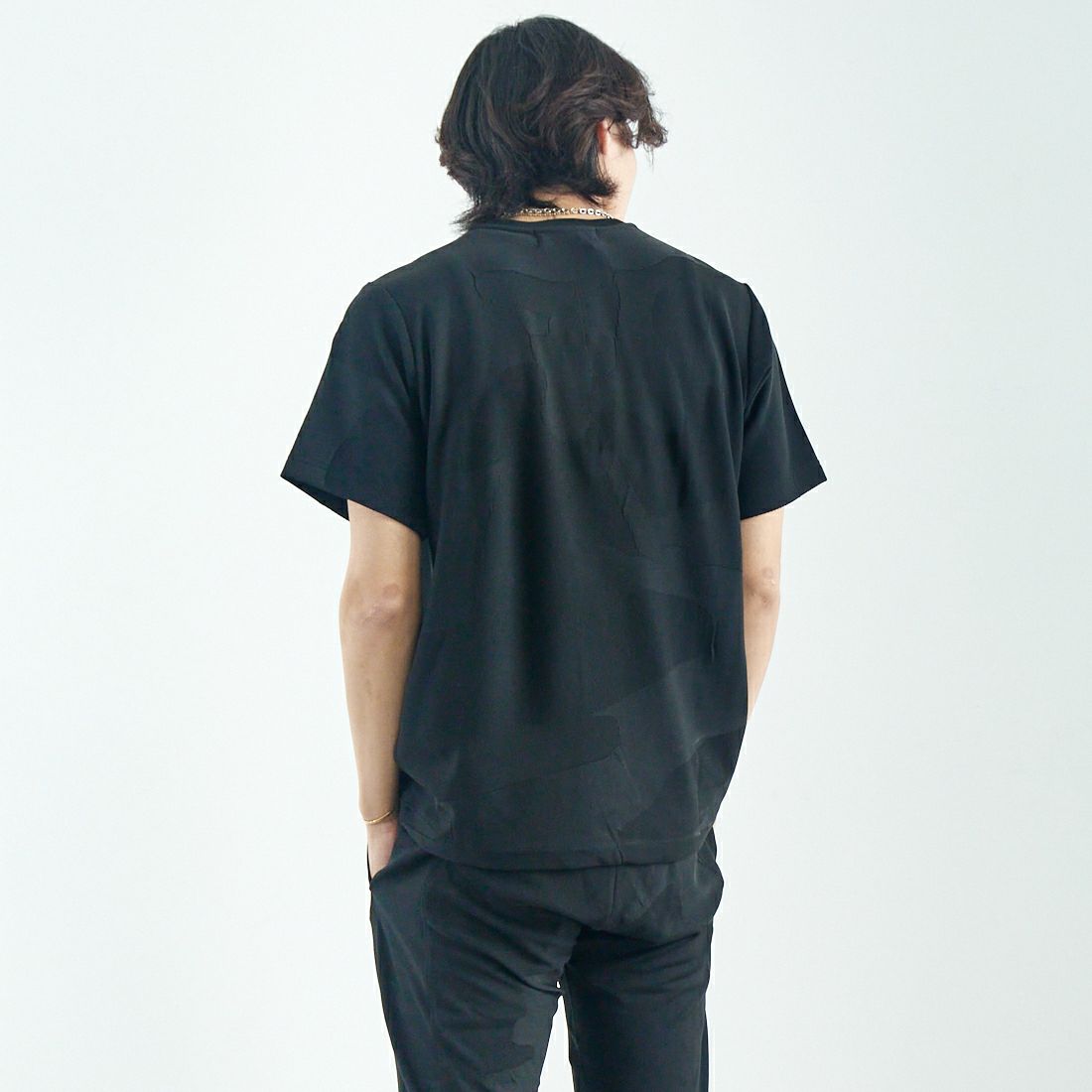 1PIU1UGUALE3 RELAX [ウノ ピゥ ウノ ウグァーレ トレ] ビッグカモジャガードTシャツ [USK-25012] SN200 BLAC &&モデル身長：179cm 着用サイズ：M&&