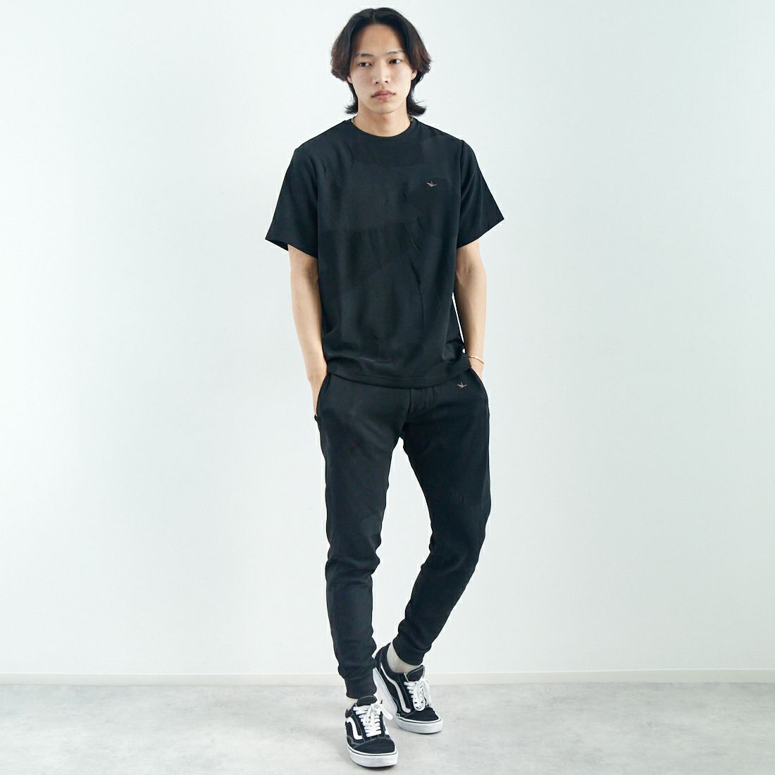 1PIU1UGUALE3 RELAX [ウノ ピゥ ウノ ウグァーレ トレ] ビッグカモジャガードTシャツ [USK-25012] SN200 BLAC &&モデル身長：179cm 着用サイズ：M&&