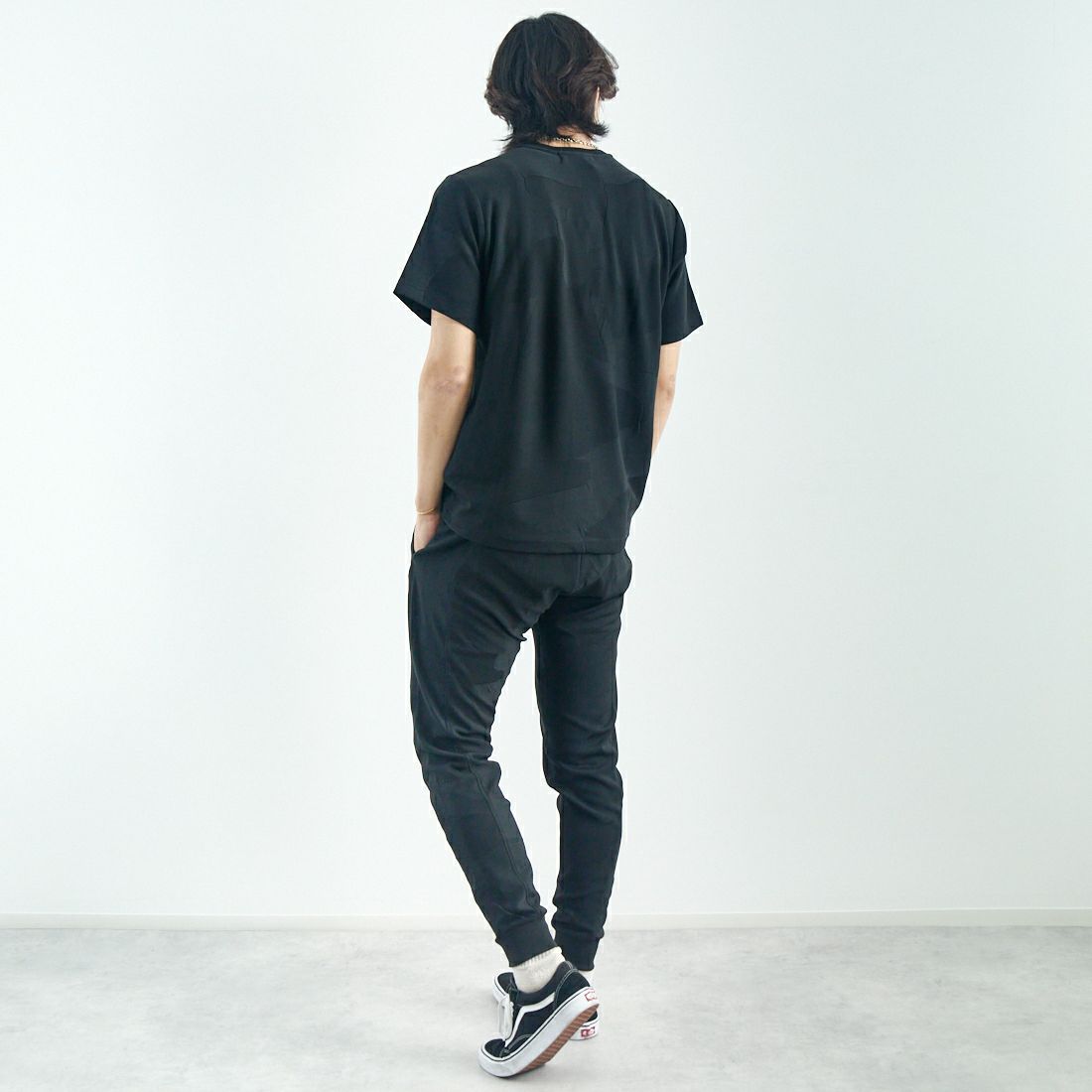 1PIU1UGUALE3 RELAX [ウノ ピゥ ウノ ウグァーレ トレ] ビッグカモジャガードTシャツ [USK-25012] SN200 BLAC &&モデル身長：179cm 着用サイズ：M&&