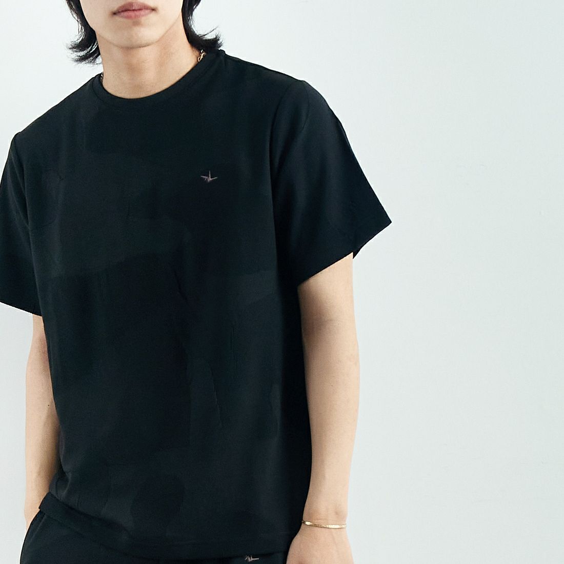 1PIU1UGUALE3 RELAX [ウノ ピゥ ウノ ウグァーレ トレ] ビッグカモジャガードTシャツ [USK-25012] SN200 BLAC &&モデル身長：179cm 着用サイズ：M&&