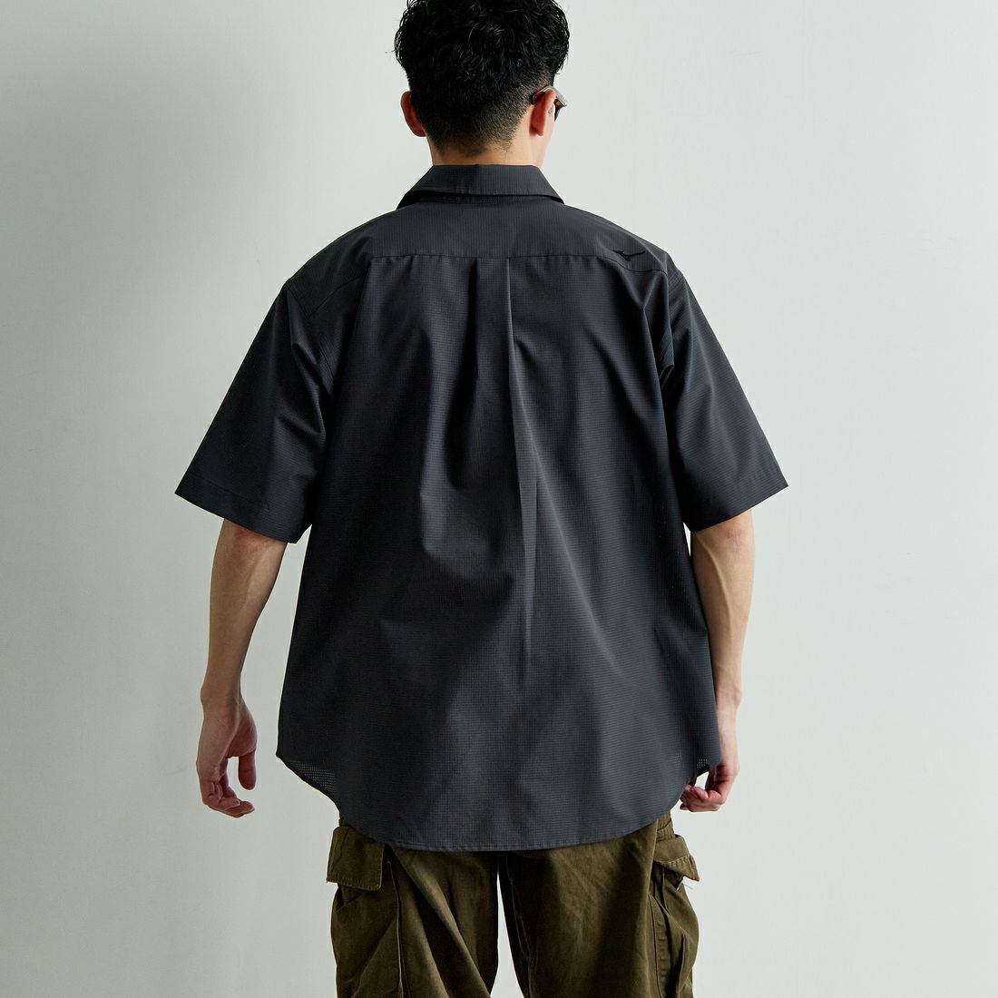 MIZUNO [ミズノ] 別注 エアリーベントシャツ [B2JCCW05-JF] ｱｯｼｭｸﾞﾚｰ &&モデル身長：168cm 着用サイズ：M&&